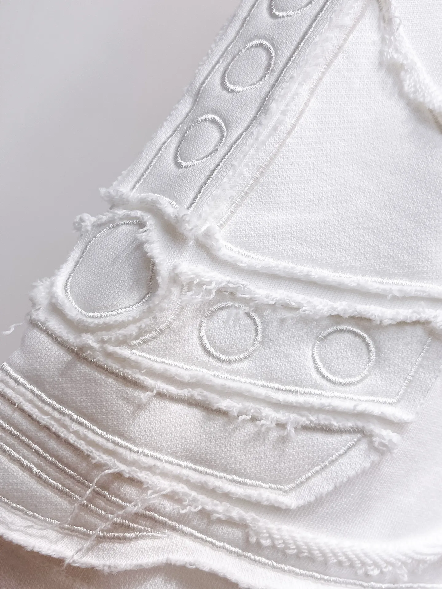 The Queen Mother's three-standard complete 2026 summer New Arrival men's casual shorts, advanced custom-made fabric Breathable fabric, Breathable elasticity and comfort, impeccable details, top-grade accessories, original logo design concept, delicate and soft feel! The upper body fit is awesome! Size: M-XXXL Please state your height and weight when ordering